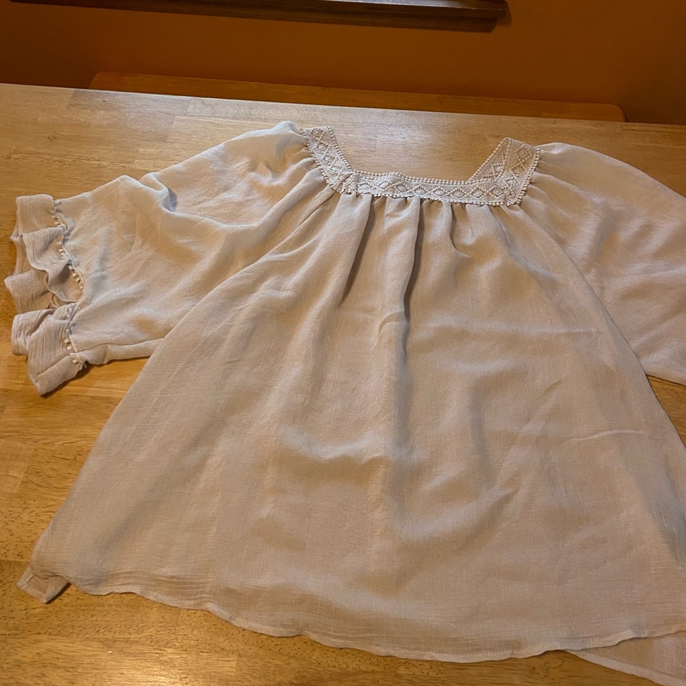 Short sleeve shirt with pretty details